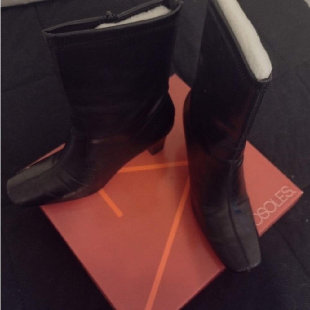 AEROSOLES Black Heeled Boots Sleek Design